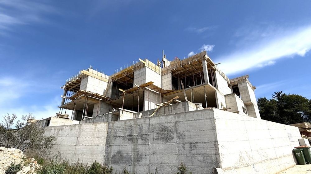 Nuova costruzione su pendio allo stato grezzo in Croazia