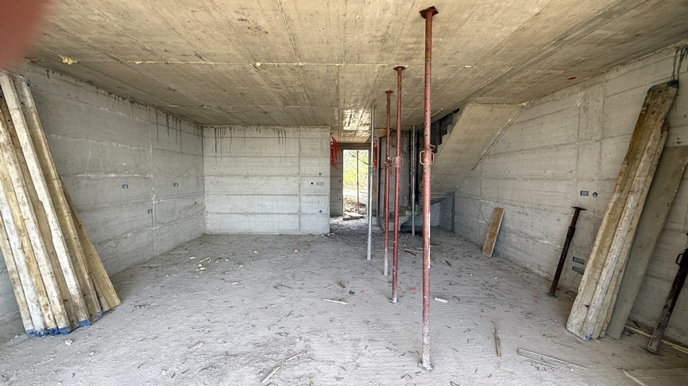 Locale interno allo stato grezzo con aperture per le finestre