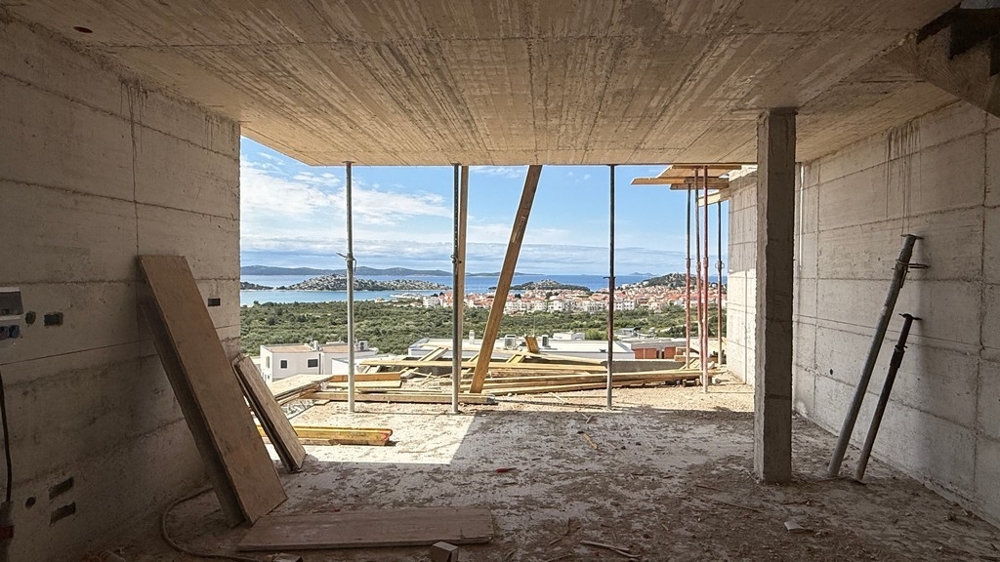 Grande vetrata allo stato grezzo con vista mare in Croazia