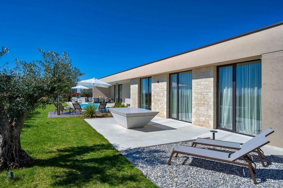 Giardino con ulivo e lettini davanti alla villa in Croazia