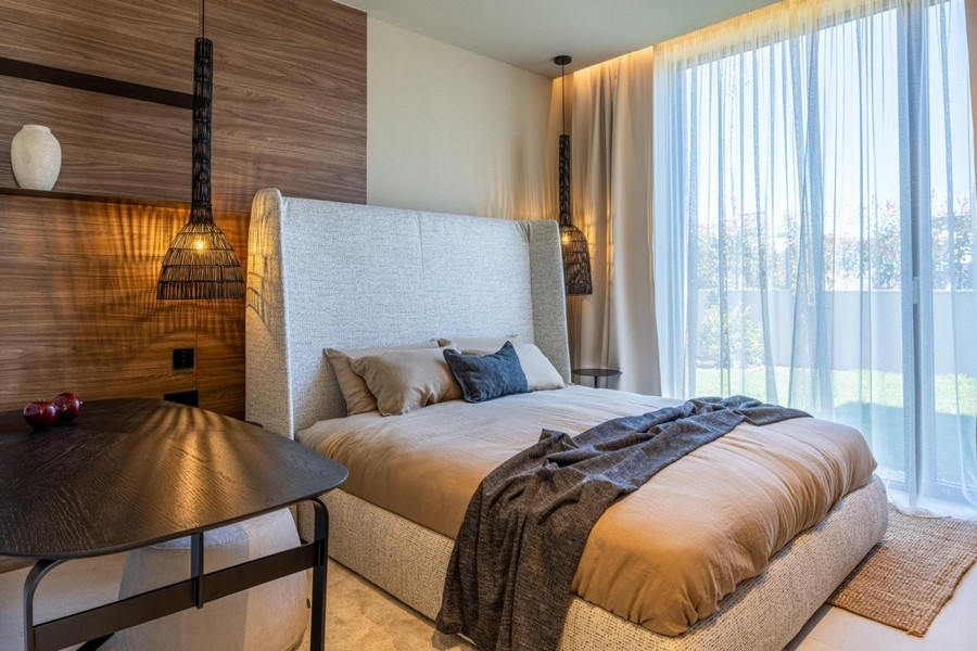 Camera da letto con letto imbottito e parete in legno in Croazia
