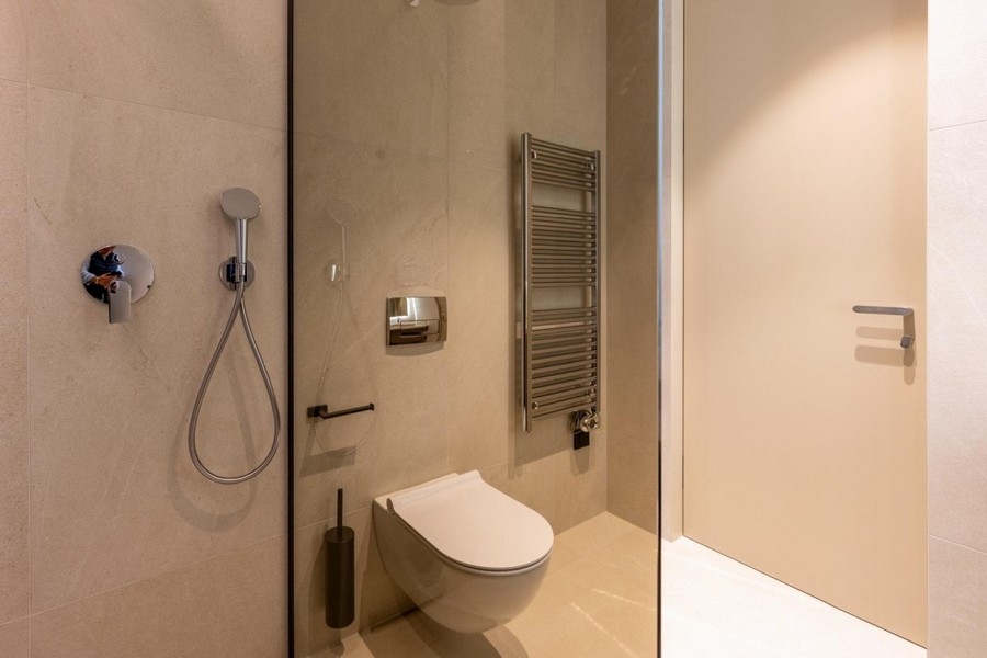 Bagno con doccia, WC e scaldasalviette