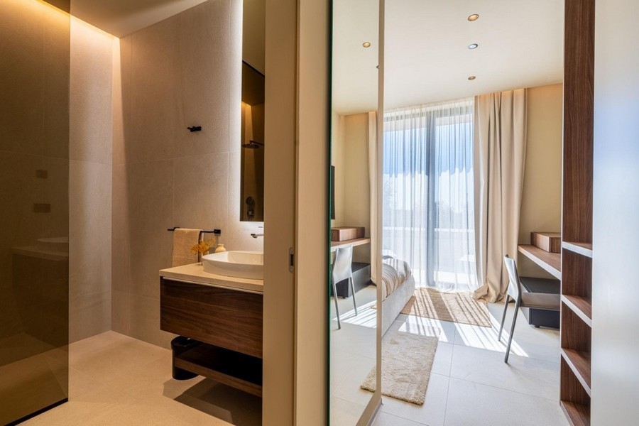 Bagno con lavabo e vista sulla camera da letto