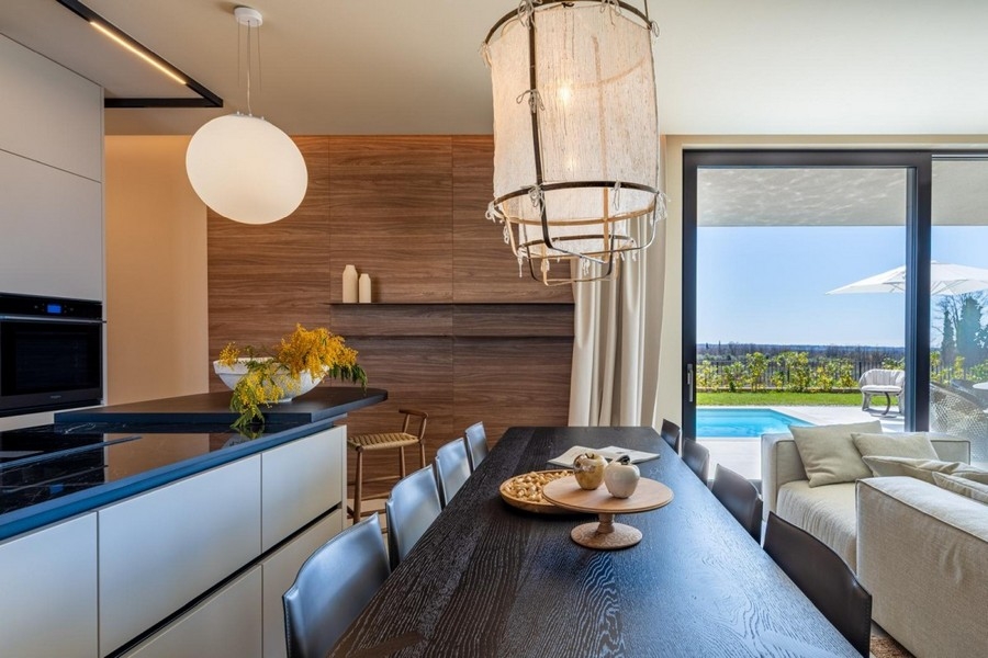 Cucina con isola e vista attraverso la vetrata