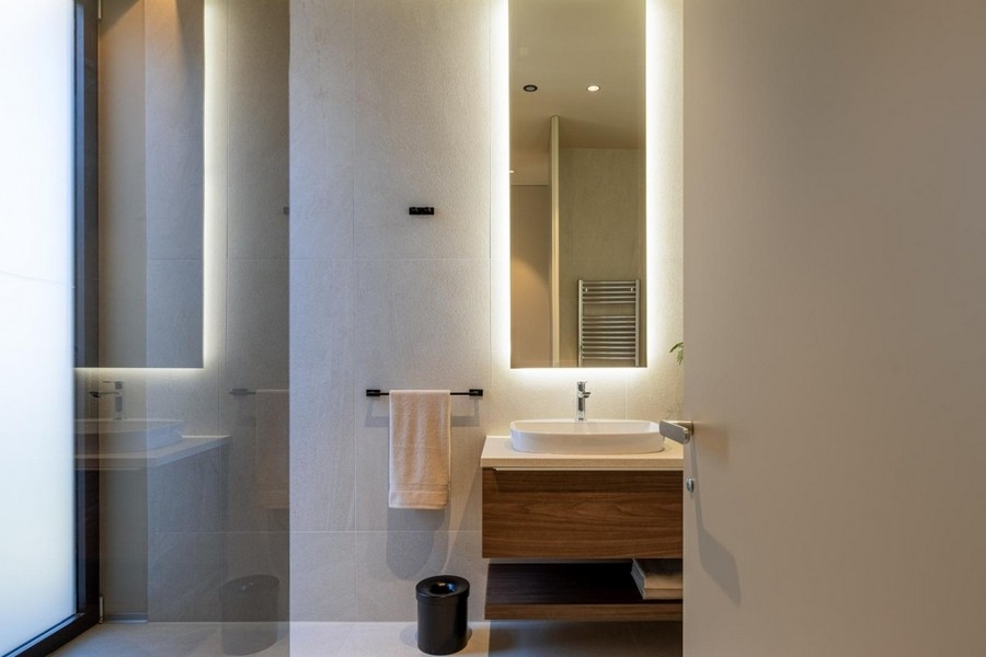 Lavabo con specchio illuminato nel bagno