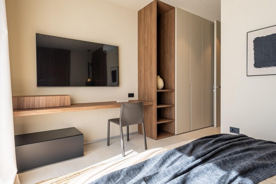 Camera da letto con scrivania, TV e armadio a muro
