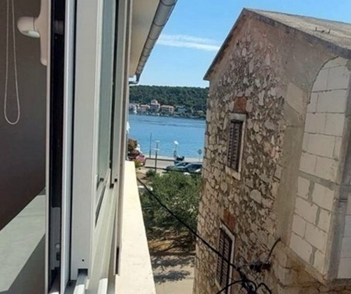 Vista sul mare dalla casa in pietra a Tisno