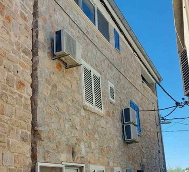 Facciata in pietra della casa a Tisno Croazia