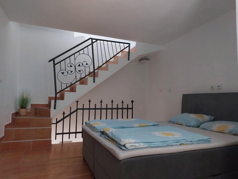 Camera da letto con letto matrimoniale e scala