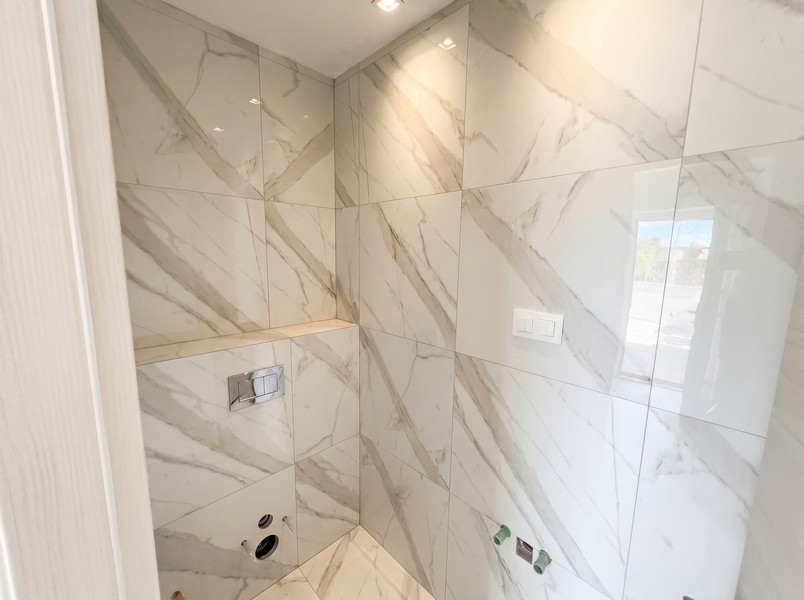 Bagno con piastrelle in marmo