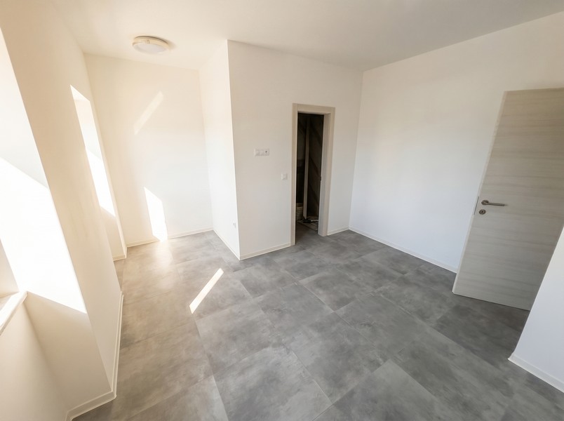 Stanza luminosa con pavimento piastrellato