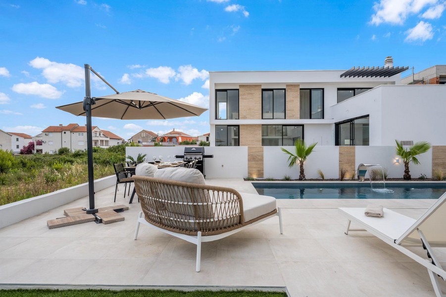 Villa moderna con piscina a Tribunj, Croazia in vendita.