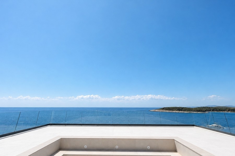 Piscina bassa sulla terrazza sul tetto con vista mare