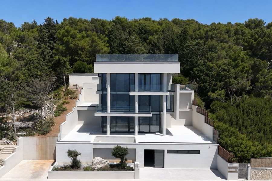 Esterno della villa di nuova costruzione con accesso carrabile a Hvar