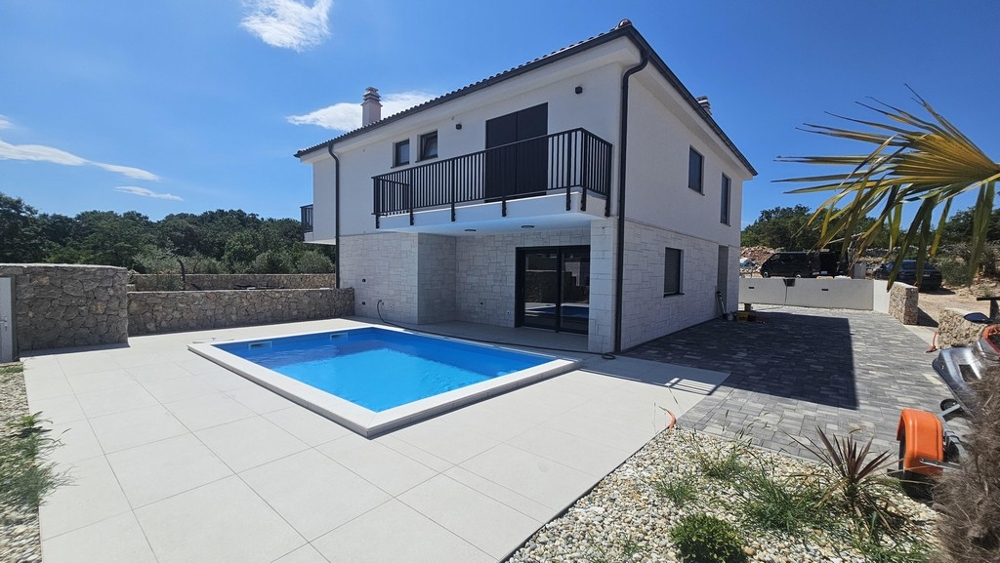 Casa di nuova costruzione con piscina e terrazza a Malinska