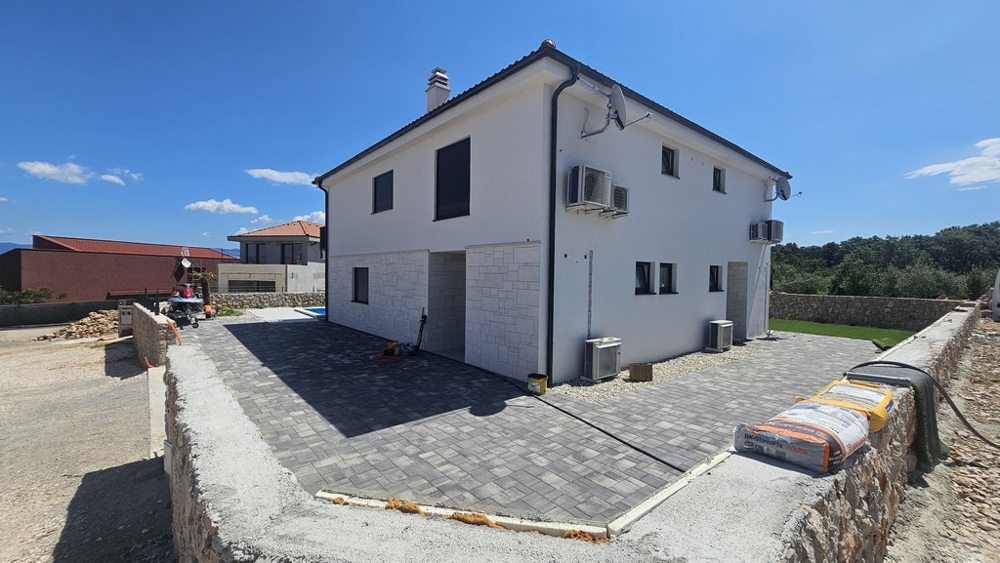 Vista della casa con posti auto in Croazia