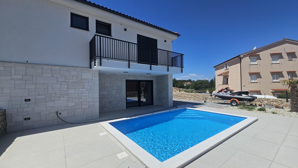 Facciata della casa con piscina e solarium