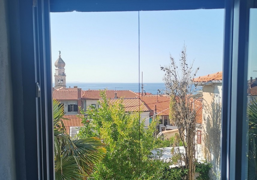 Vista dalla finestra sul mare e sul centro storico di Krk con il campanile