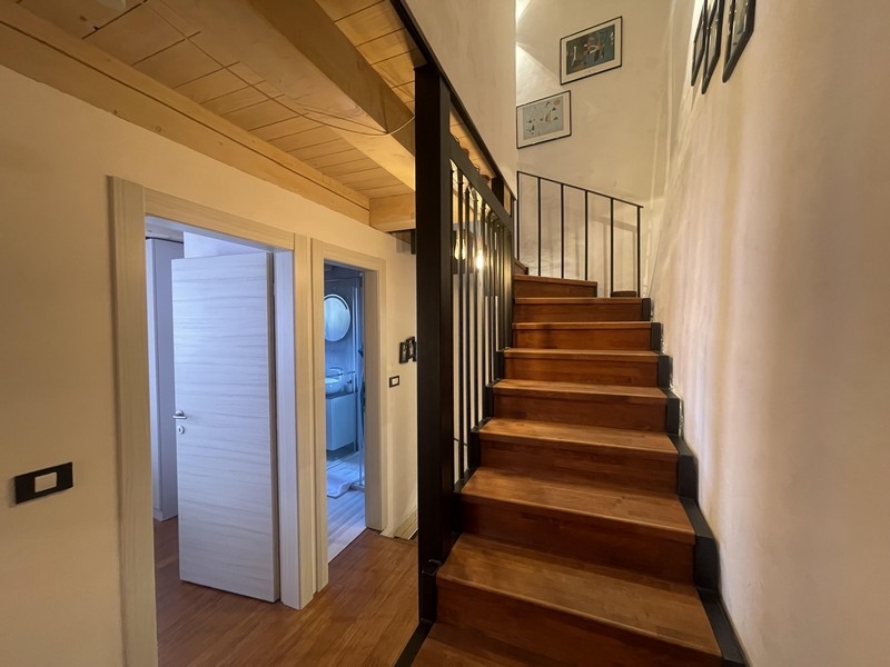 Corridoio con scala in legno per il piano superiore
