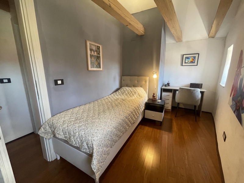 Camera da letto con letto singolo e scrivania