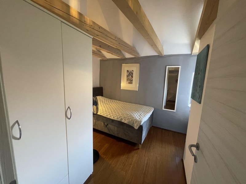 Camera da letto con armadio nel sottotetto