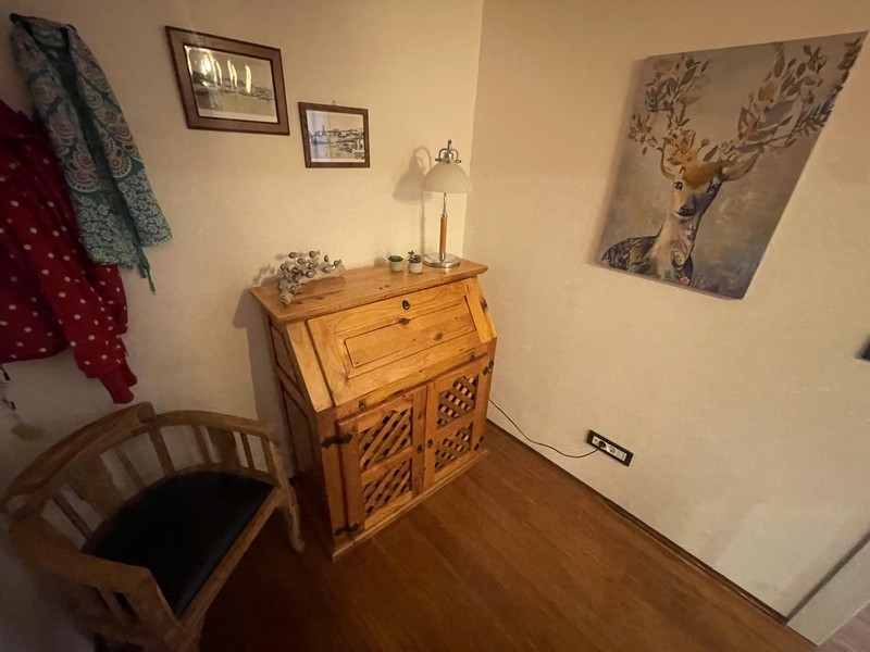 Corridoio con scrittoio in legno