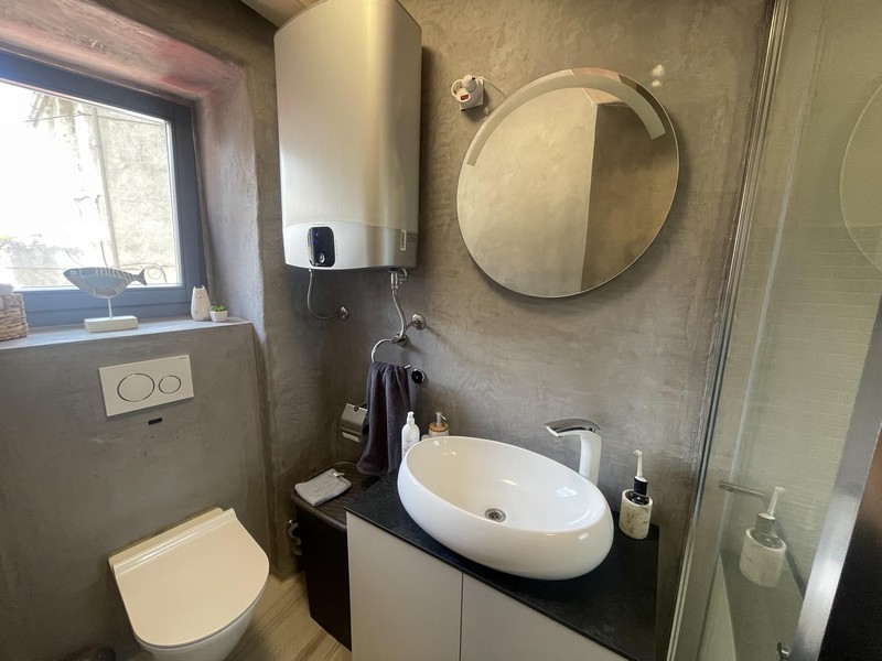 Bagno con lavabo e WC
