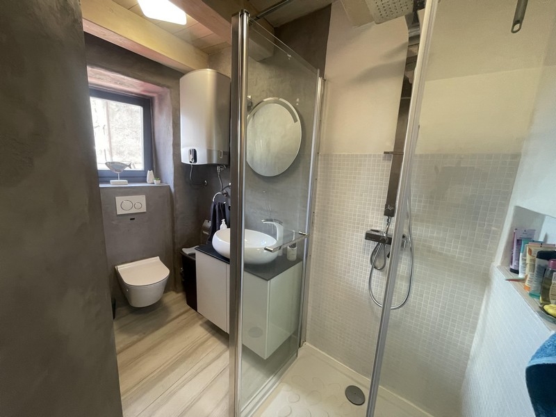 Bagno con doccia in vetro