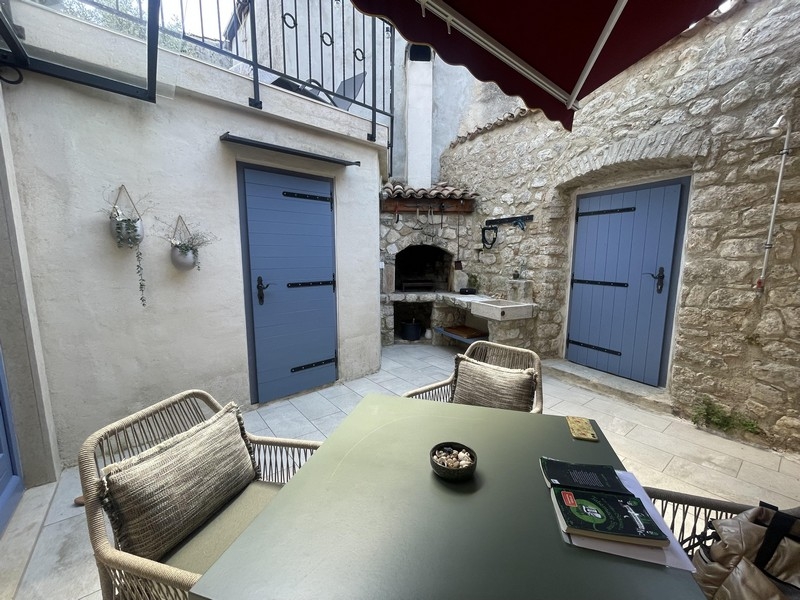 Cortile interno in pietra naturale con salottino