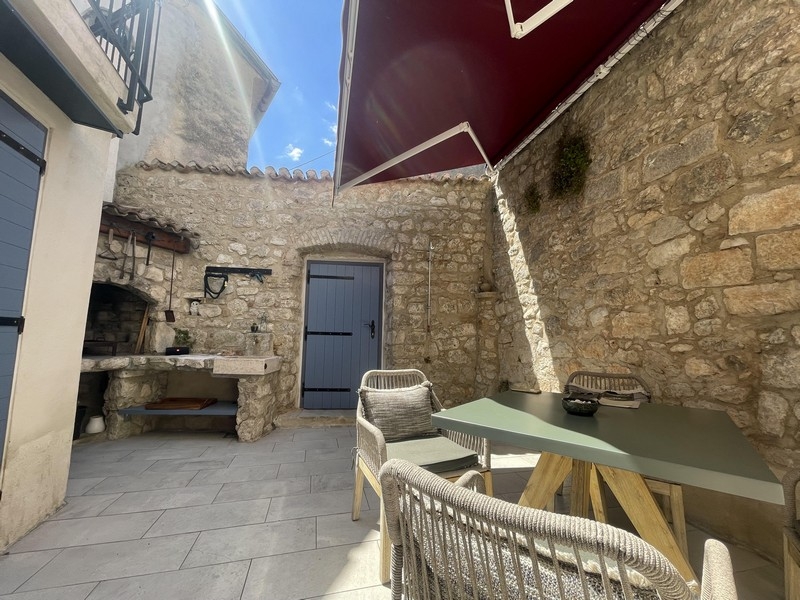 Cortile interno con griglia in muratura e tenda da sole