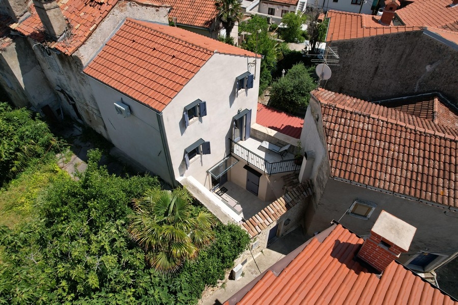 Veduta aerea della casa in pietra nel centro storico di Krk