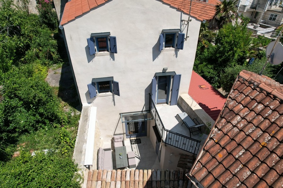 Vista dall'alto su terrazza e balcone della casa in pietra a Krk