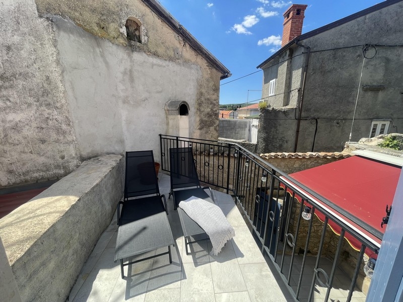 Terrazza con sdraio e vista sui tetti di Krk