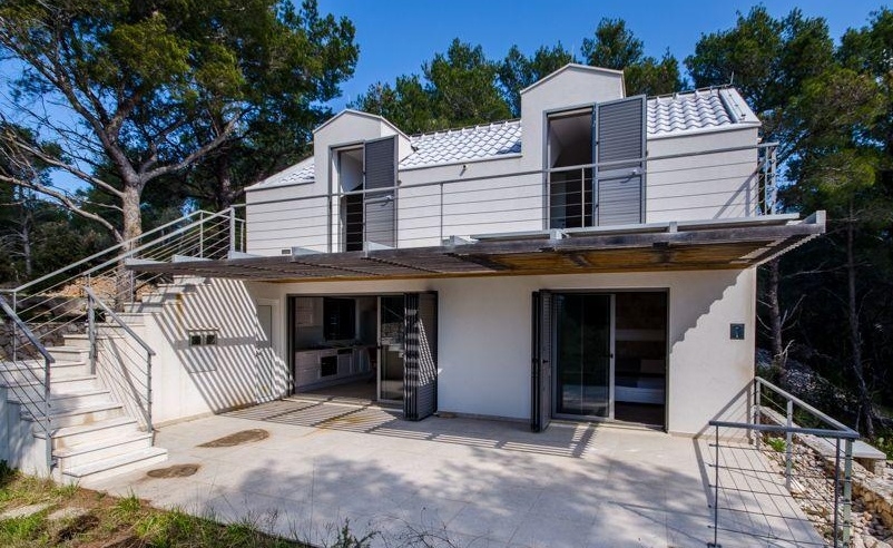 Casa moderna con terrazza e scala esterna su Brac