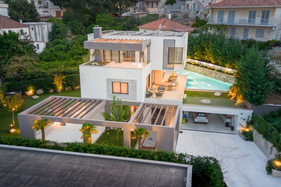 Villa di lusso con piscina a sfioro e vista mare a Splitska su Brac - H4083
