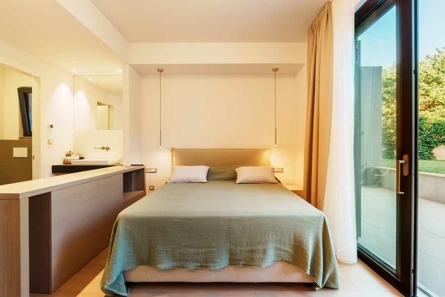 Camera da letto con vetrata e vista mare - H4083