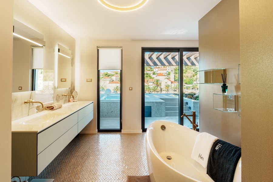 Bagno con doppio lavabo e vasca - H4083