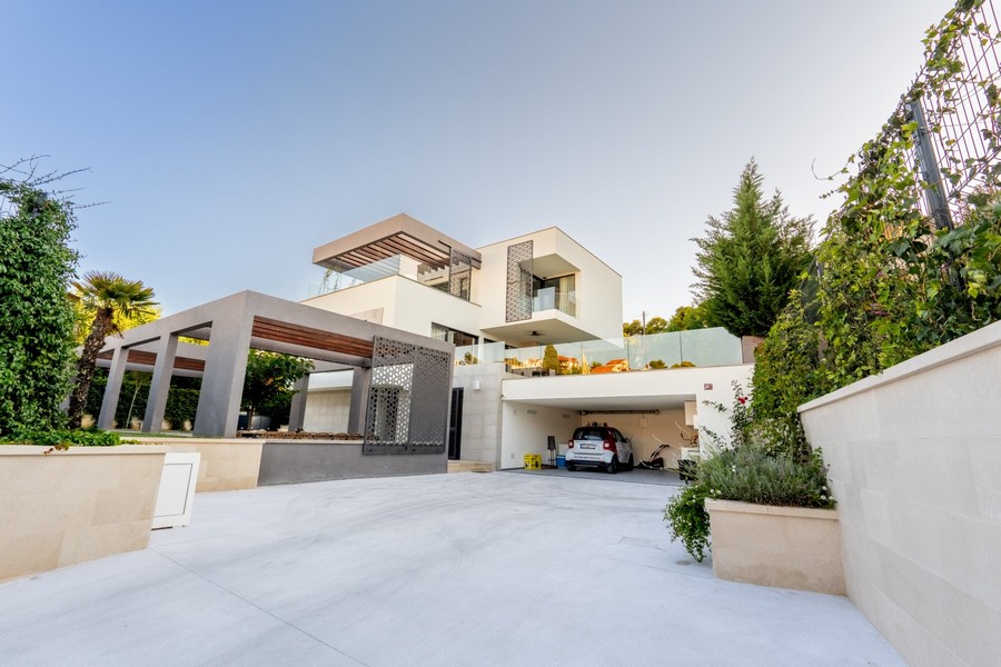 Esterno della villa di nuova costruzione con accesso al garage - H4083