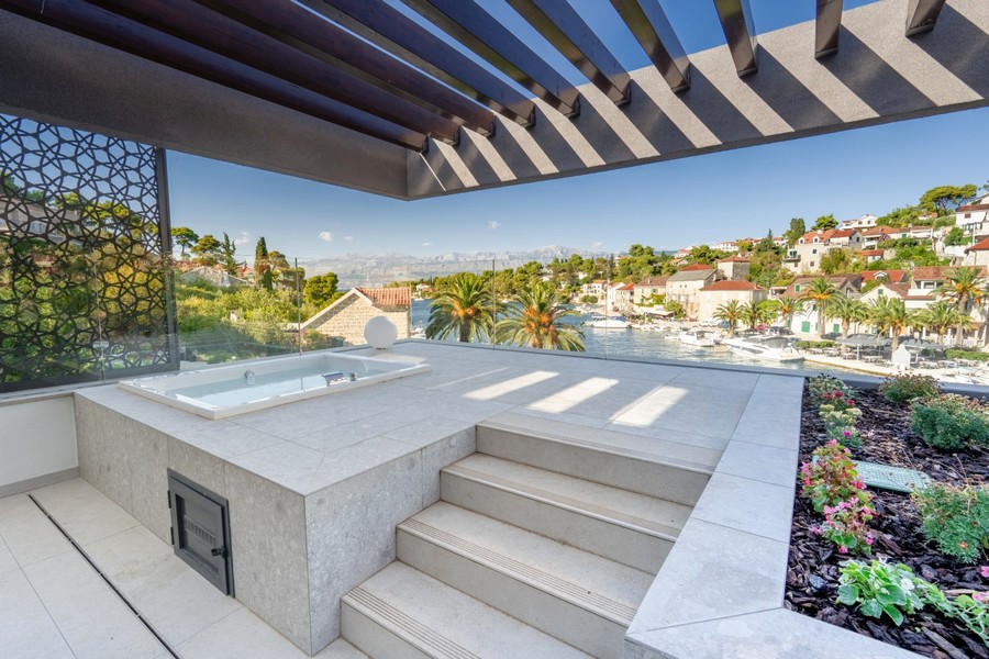Terrazza con idromassaggio e vista su mare e centro del paese - H4083