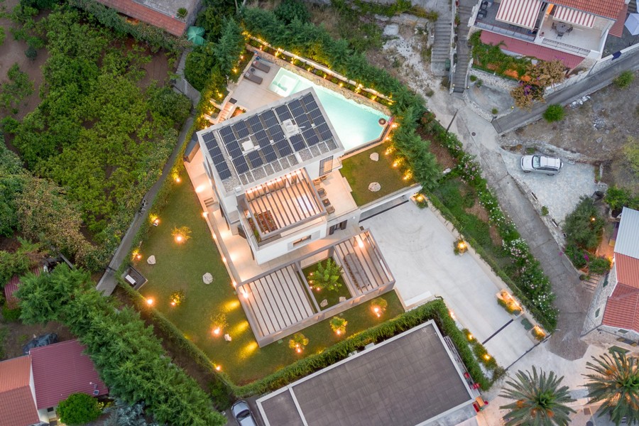 Veduta aerea della villa con giardino e piscina - H4083