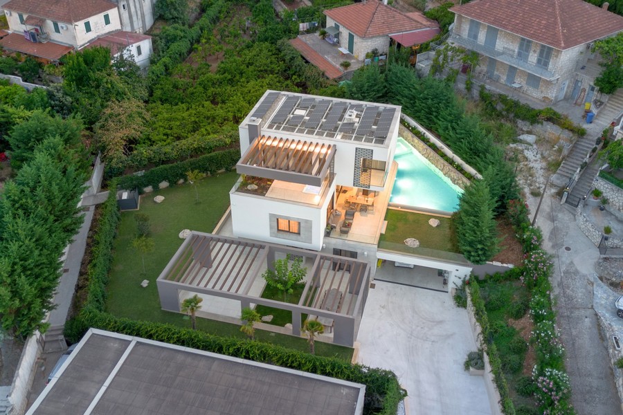 Villa con piscina a sfioro riscaldata vista dall'alto - H4083