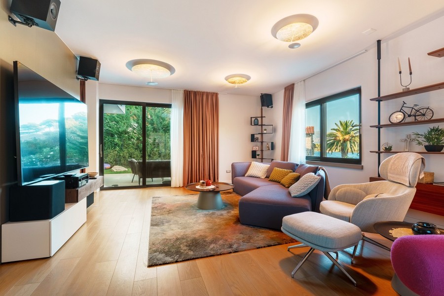 Zona giorno con grandi vetrate e accesso alla terrazza - H4083