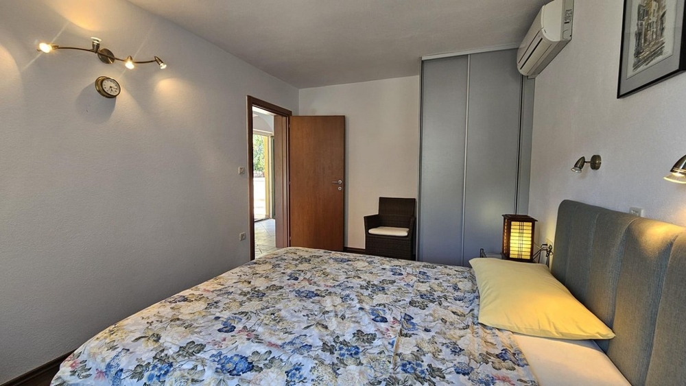 Camera da letto con letto matrimoniale e armadio