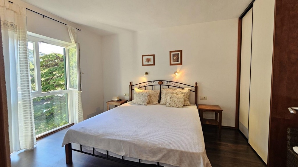 Camera da letto luminosa con letto e finestra