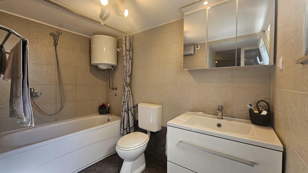 Bagno con vasca e lavabo