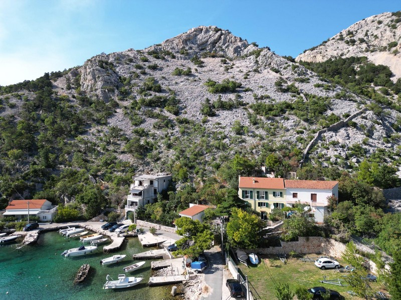 Baia con acqua limpida e i monti del Velebit vista dall'alto