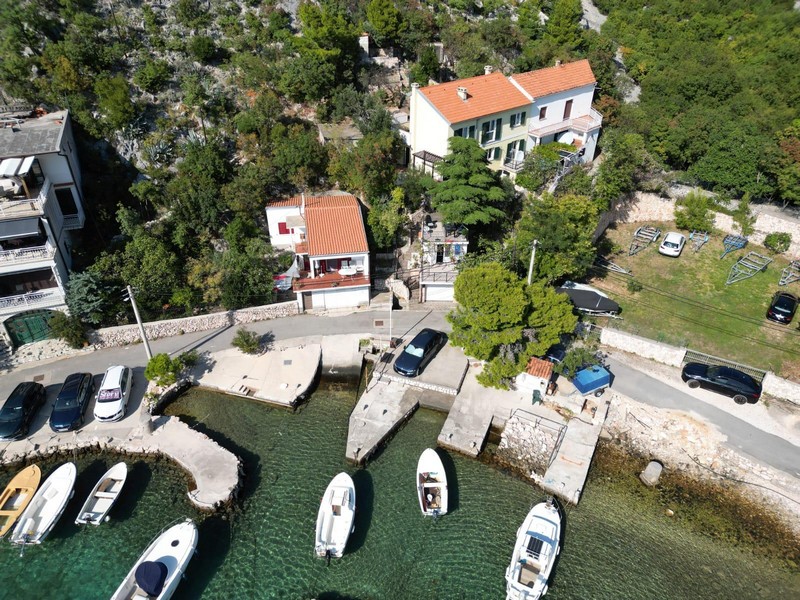 Casa con giardino e ormeggio per barca vista dall'alto