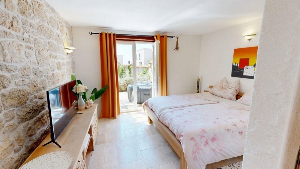 Camera da letto con letto matrimoniale e grande finestra