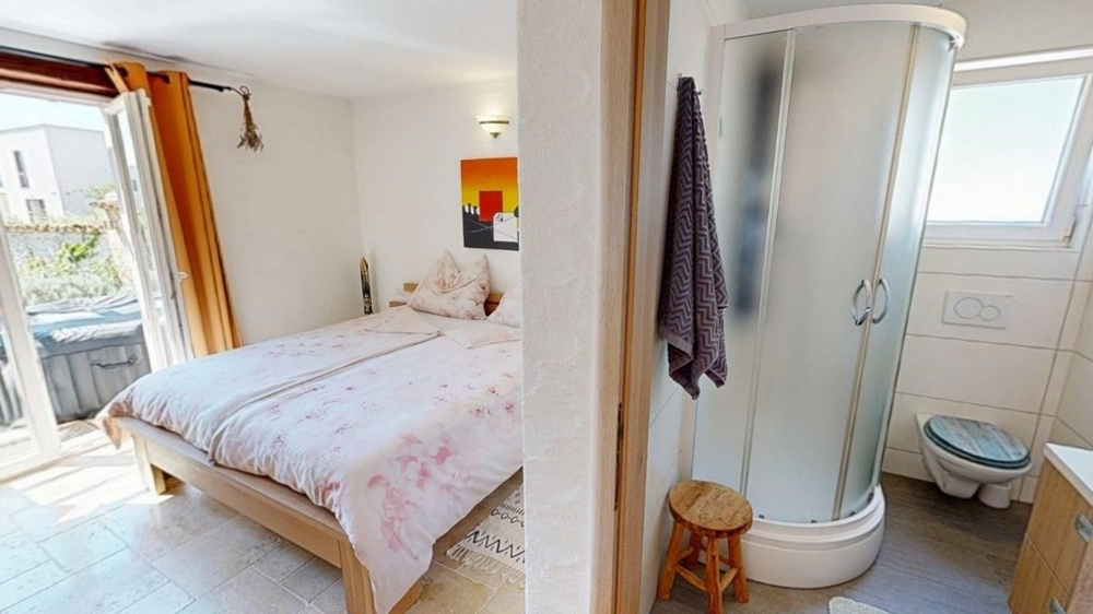 Camera da letto con letto matrimoniale e accesso al bagno