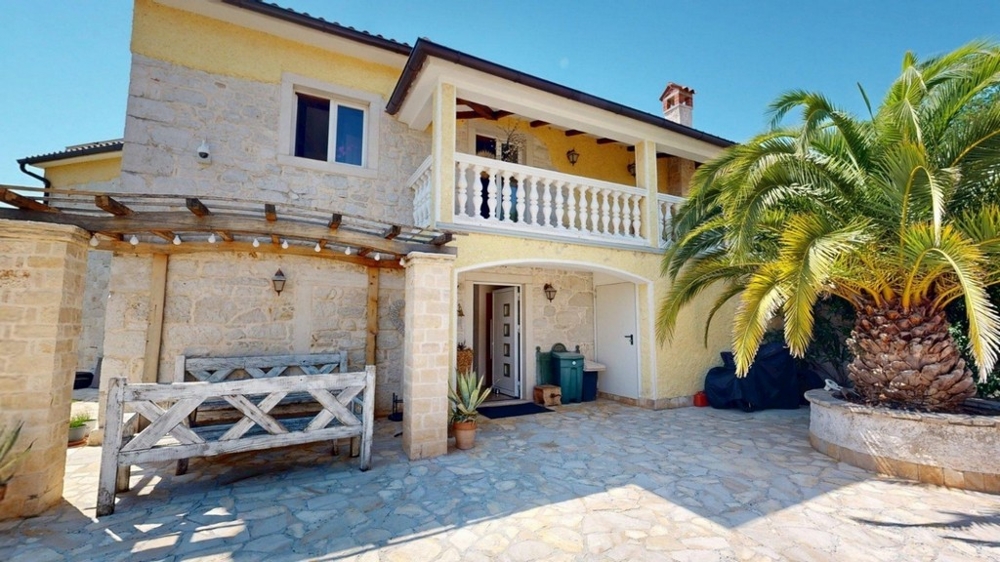 Accesso carrabile con posto auto e ingresso